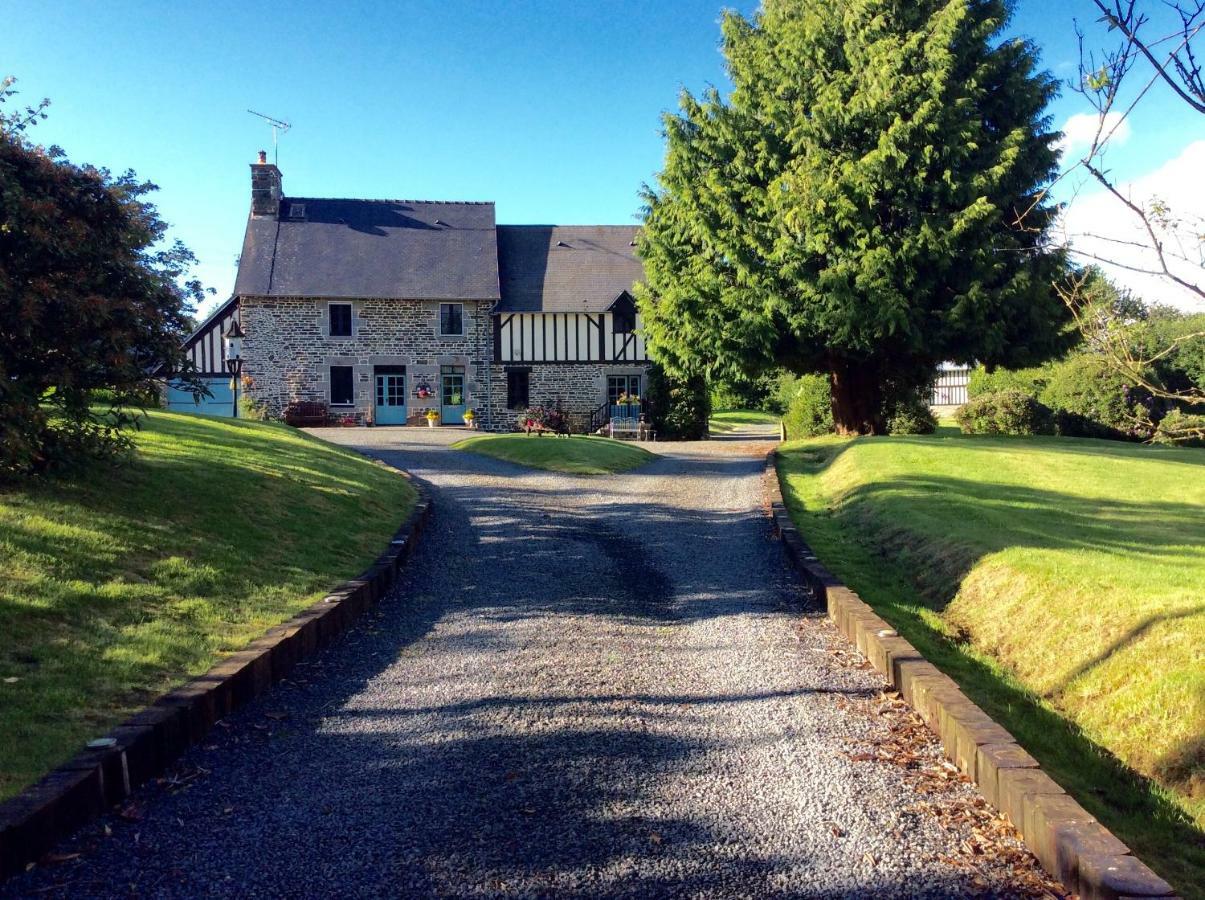 Maison Mai or La Petite Maison Mai or La Petite Grange or ALL three La Chapelle-Urée Extérieur photo
