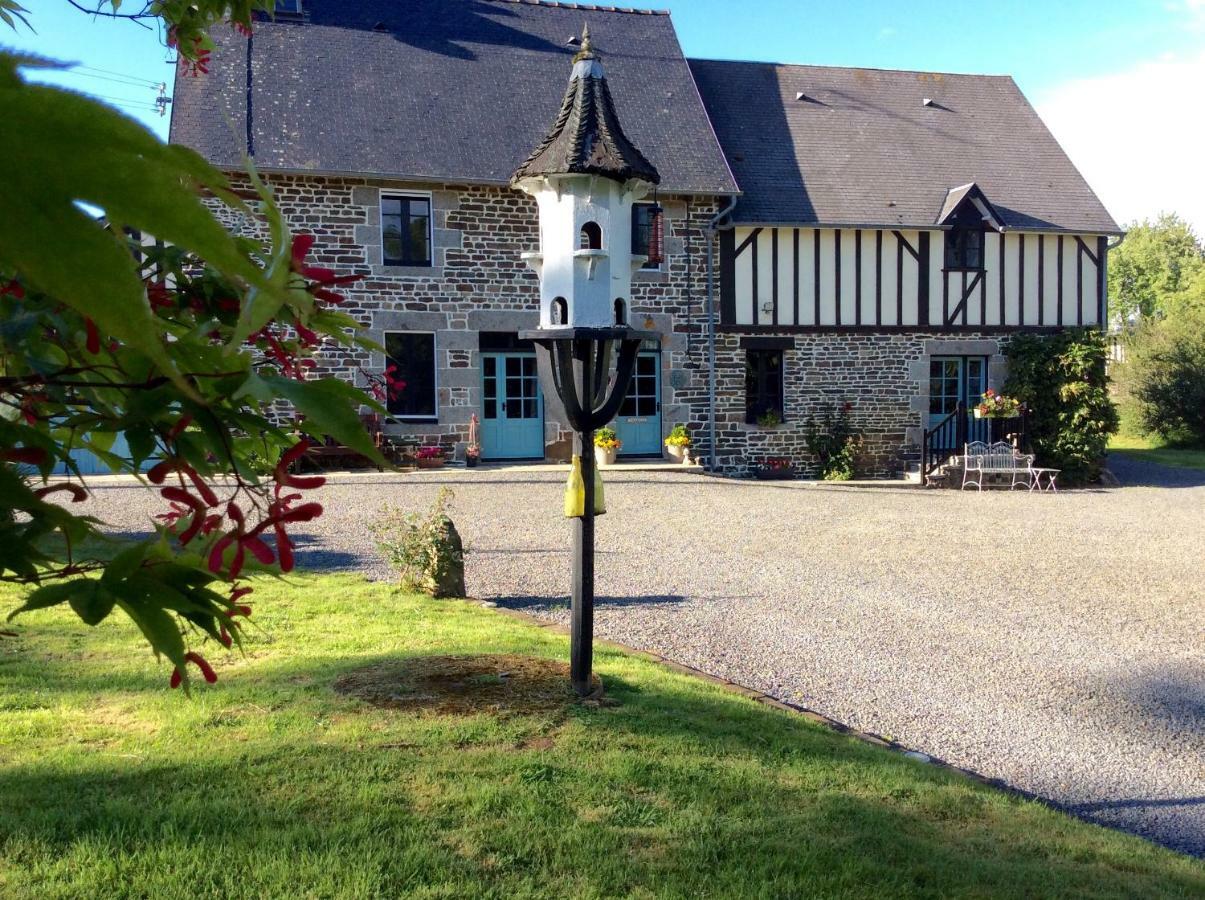 Maison Mai or La Petite Maison Mai or La Petite Grange or ALL three La Chapelle-Urée Extérieur photo