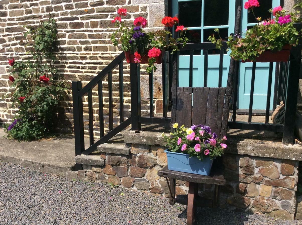Maison Mai or La Petite Maison Mai or La Petite Grange or ALL three La Chapelle-Urée Extérieur photo